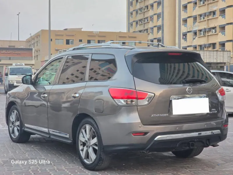 2013 نيسان باثفايندر in Dubai