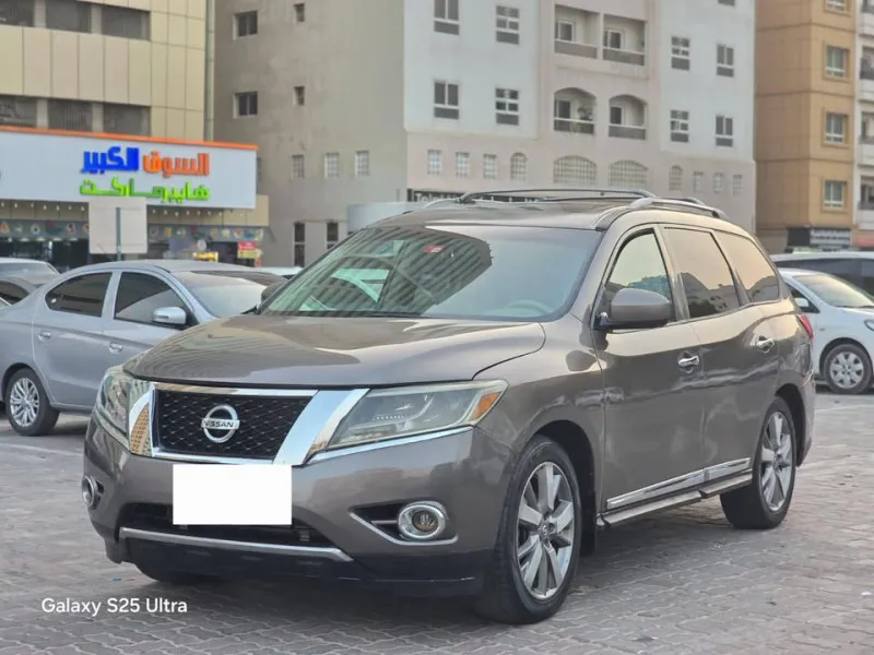 2013 نيسان باثفايندر in Dubai