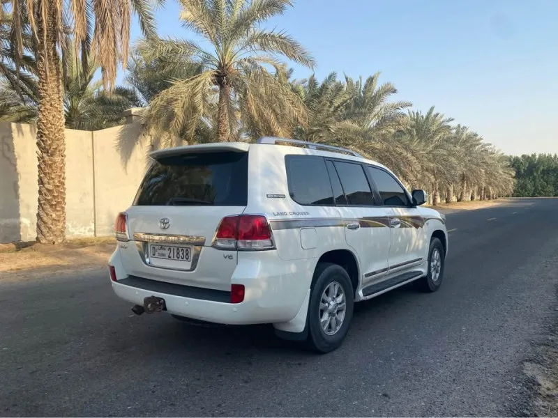 2011 تويوتا لاند كروزر in Dubai