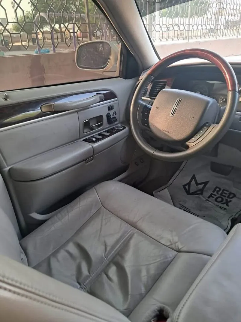2009 Lincoln Town Car in Dubai
