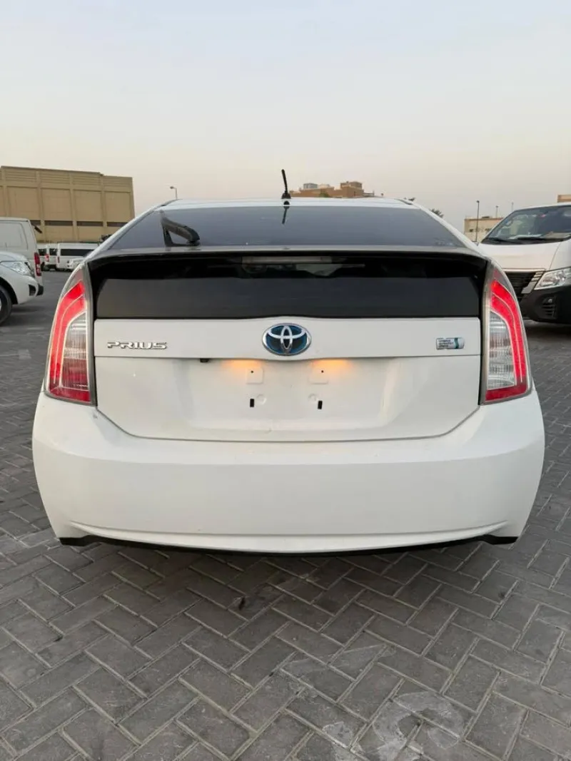 2014 تويوتا بريوس in Dubai