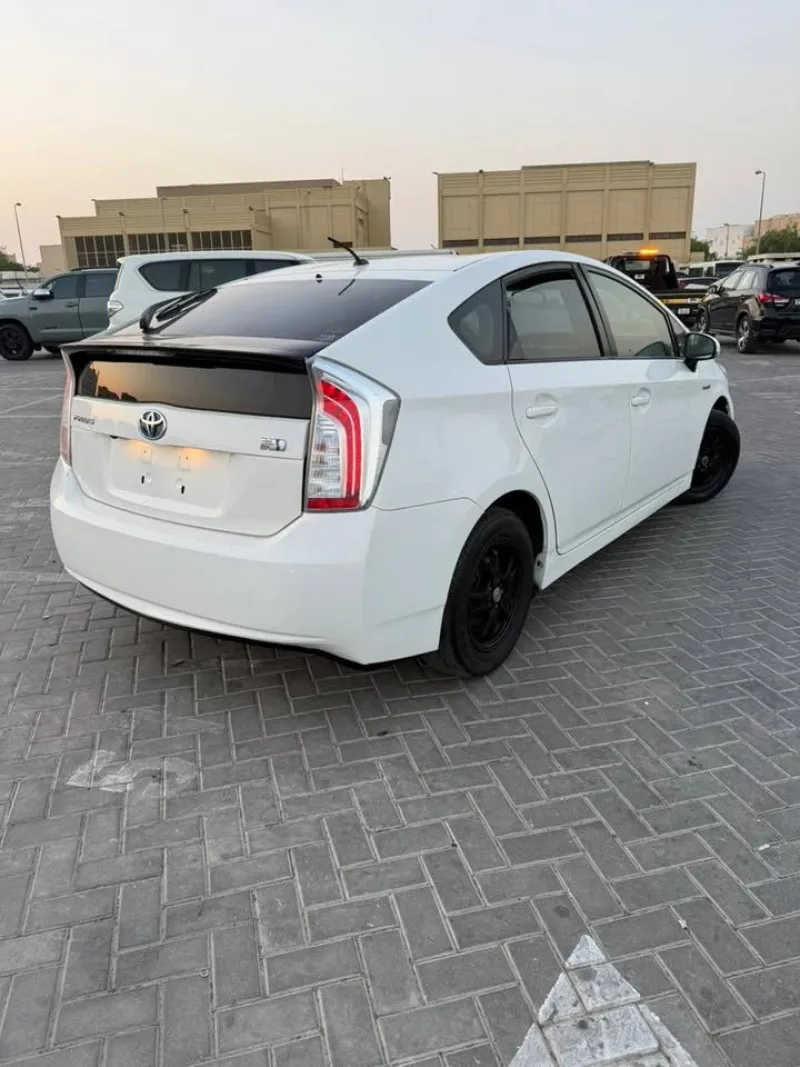 2014 تويوتا بريوس in Dubai