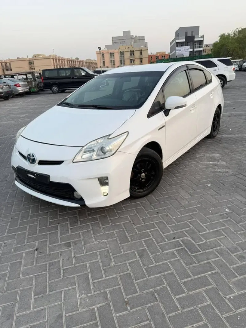 2014 تويوتا بريوس in Dubai
