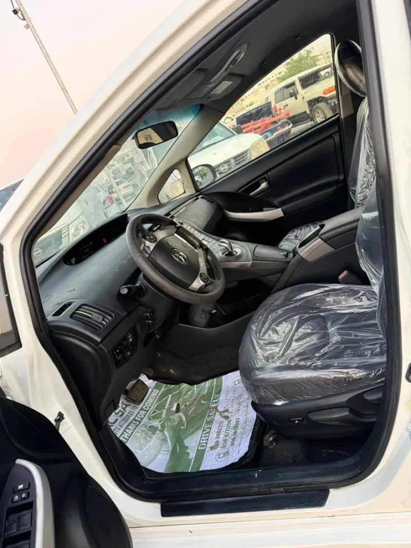 2014 تويوتا بريوس in Dubai
