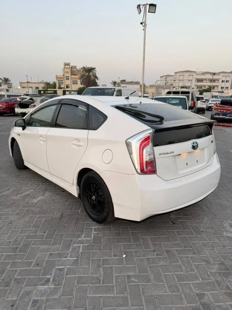 2014 تويوتا بريوس in Dubai