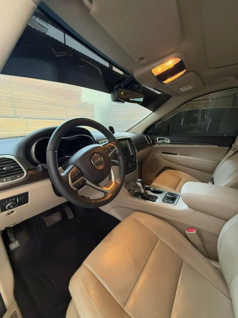 2017 Jeep Grand Cherokee in Dubai