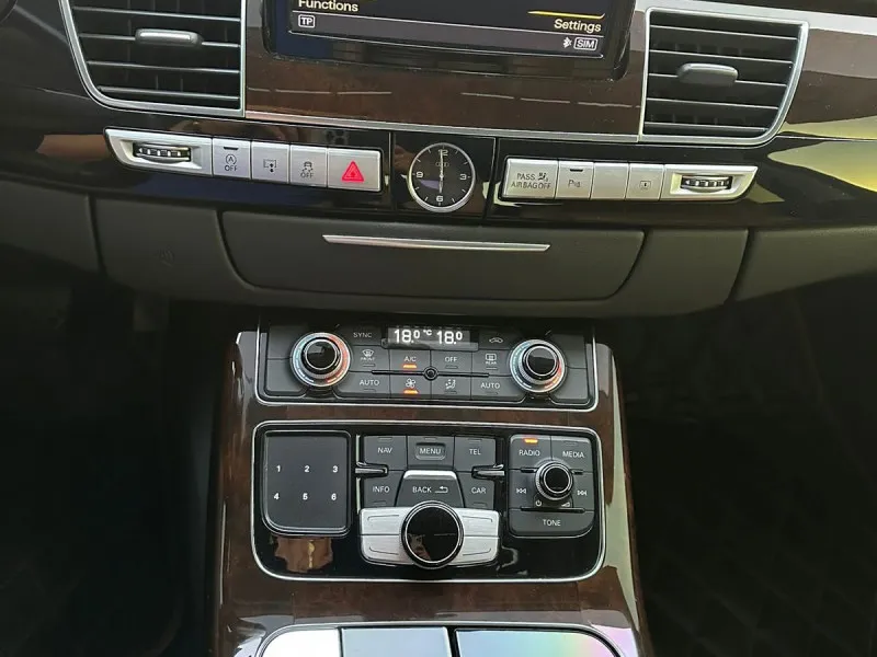 2015 اودي آي ٨ in Dubai