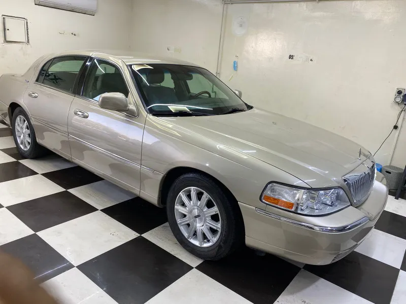2010 Lincoln Town Car in Dubai