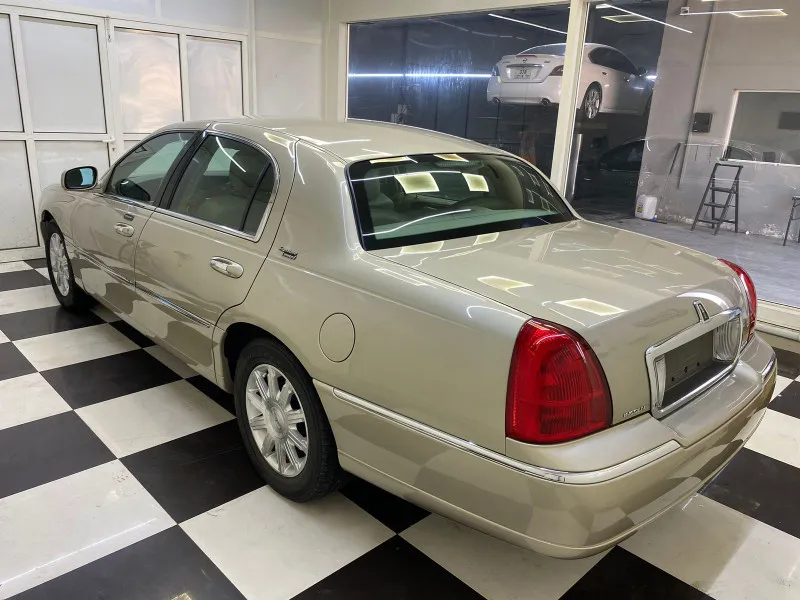 2010 Lincoln Town Car in Dubai