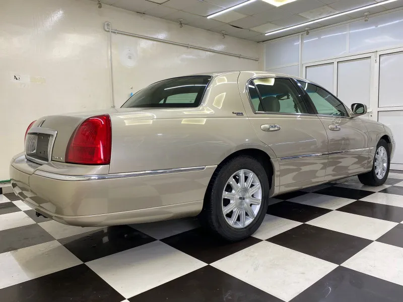 2010 Lincoln Town Car in Dubai