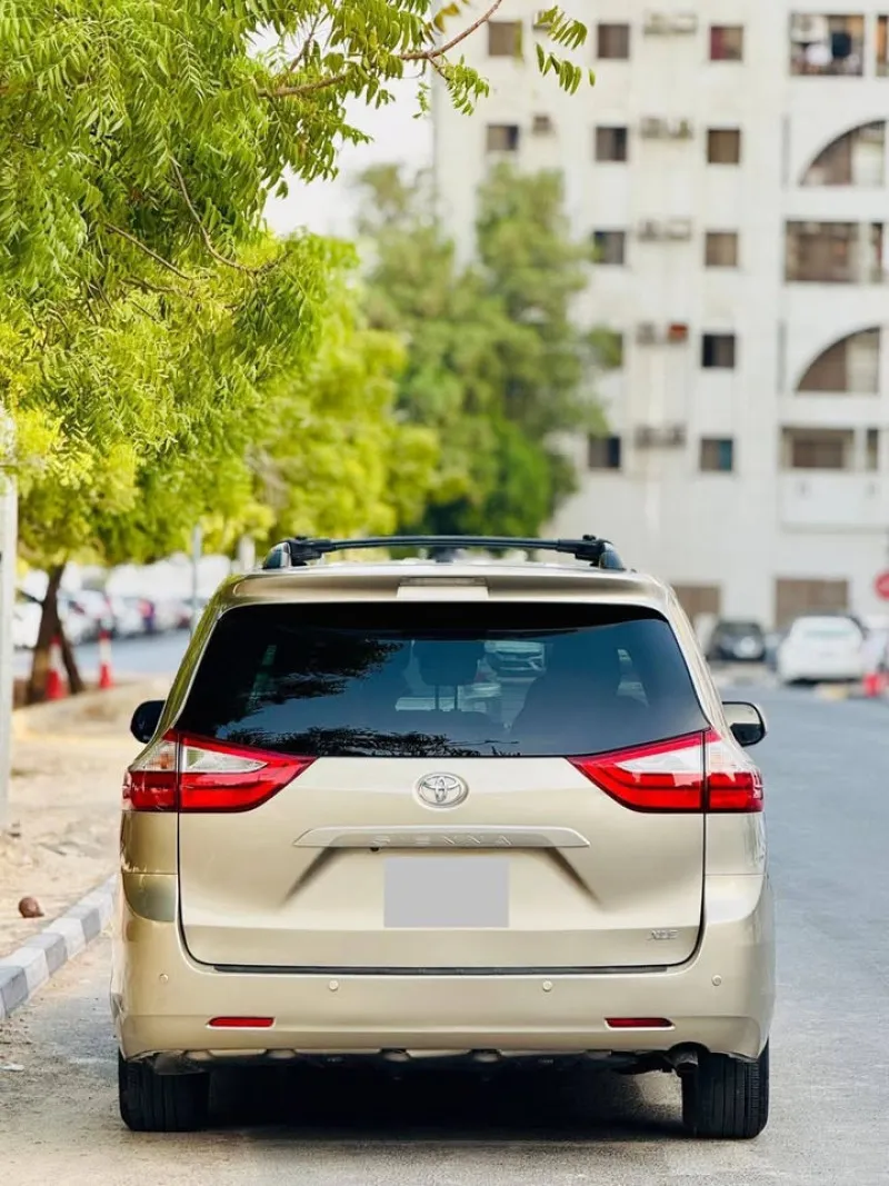 2015 Toyota Sienna in Dubai