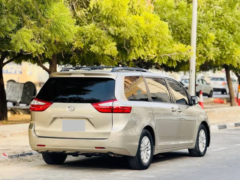 2015 Toyota Sienna in Dubai