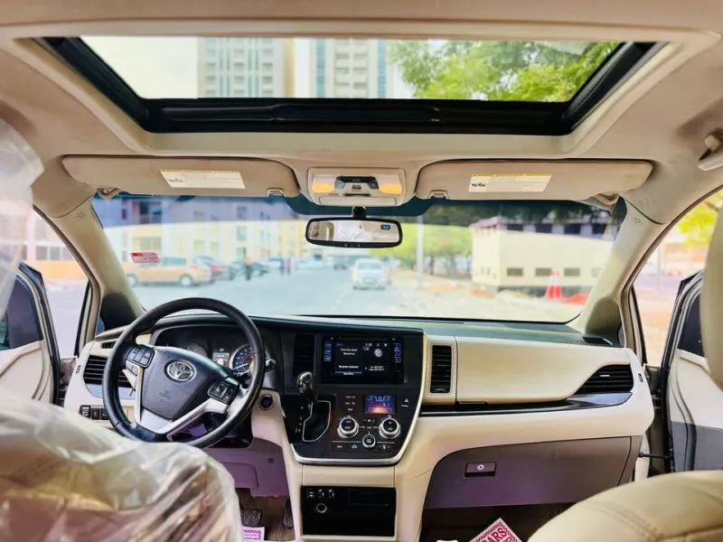 2015 Toyota Sienna in Dubai
