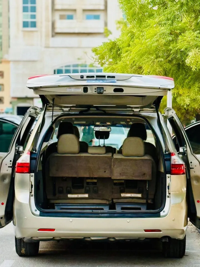 2015 Toyota Sienna in Dubai