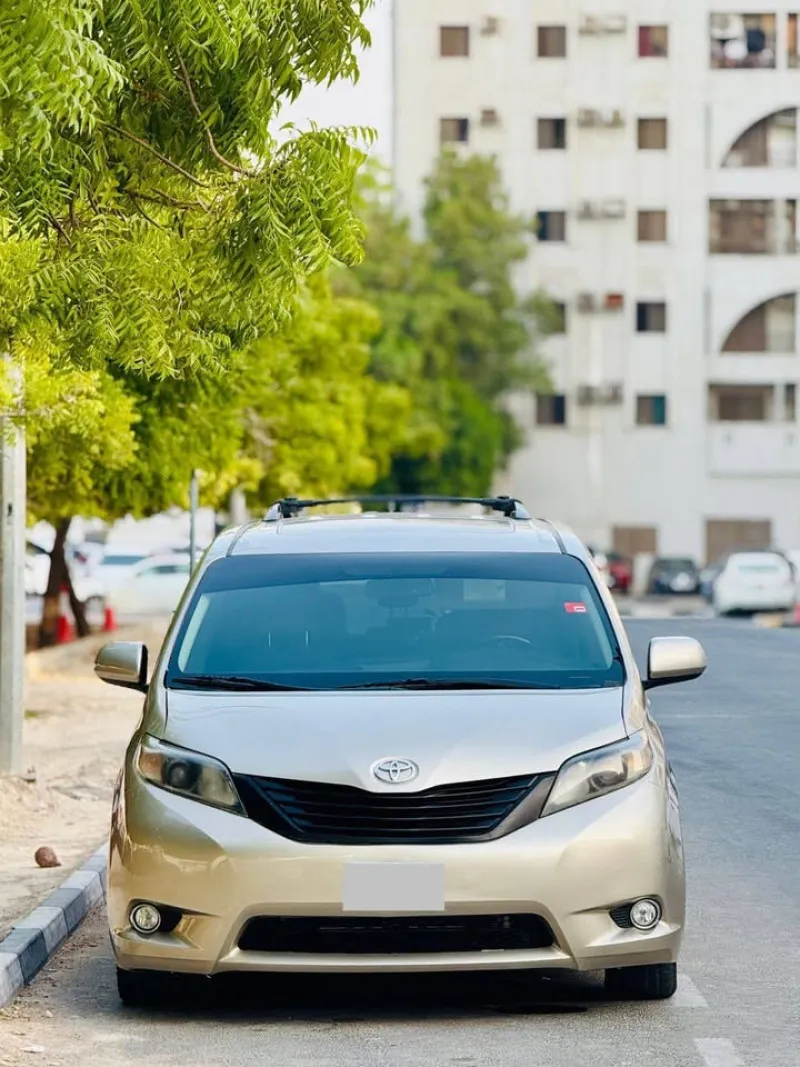 2015 Toyota Sienna in Dubai