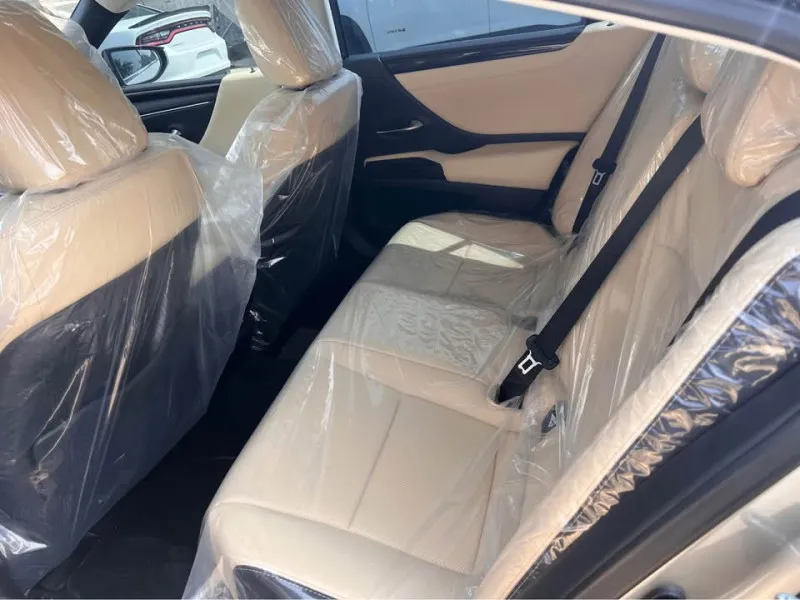 2021 Lexus ES in Dubai