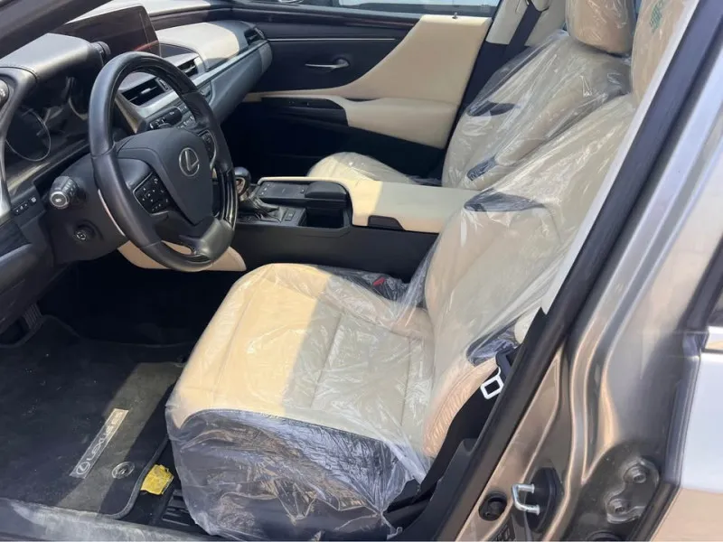 2021 Lexus ES in Dubai