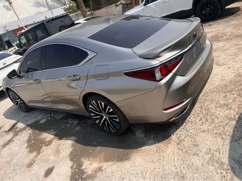 2021 Lexus ES in Dubai