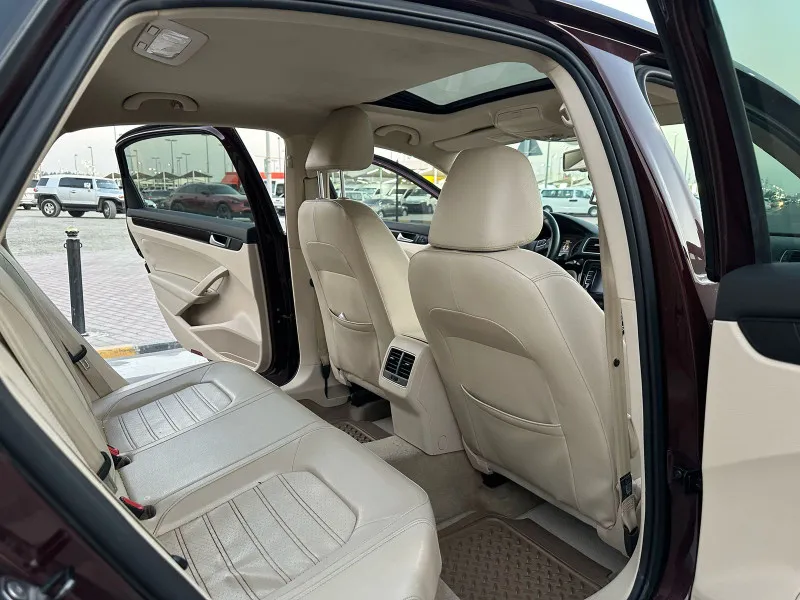 2015 فولجس فاجن باسات in Dubai