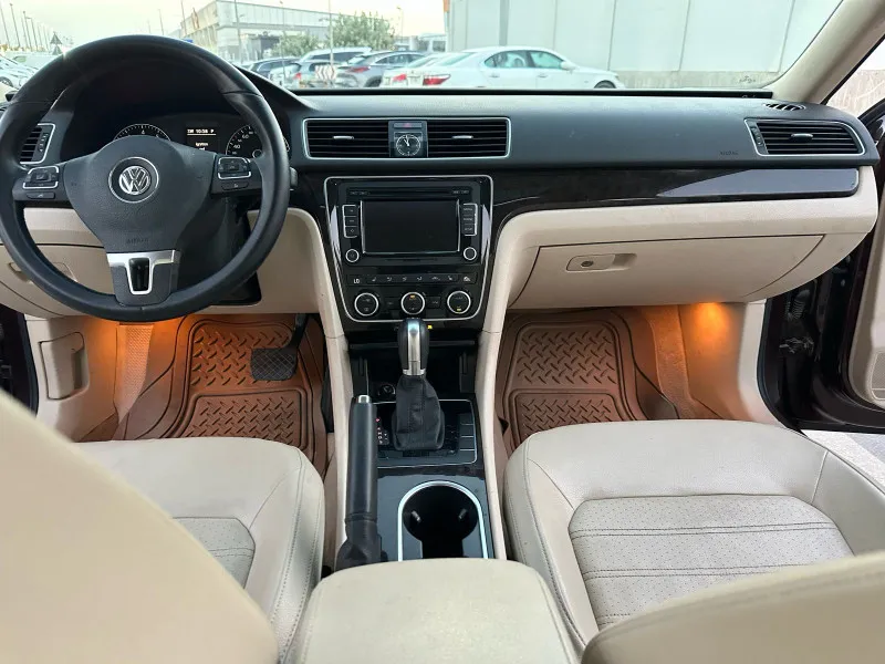 2015 فولجس فاجن باسات in Dubai