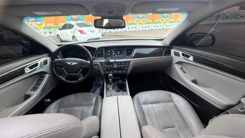 2015 جينيسس جي ٨٠ in Dubai
