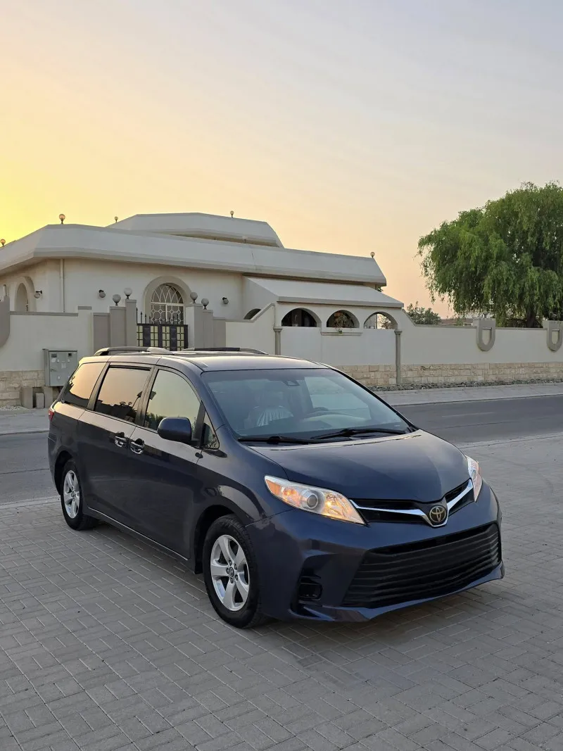 2018 Toyota Sienna in Dubai