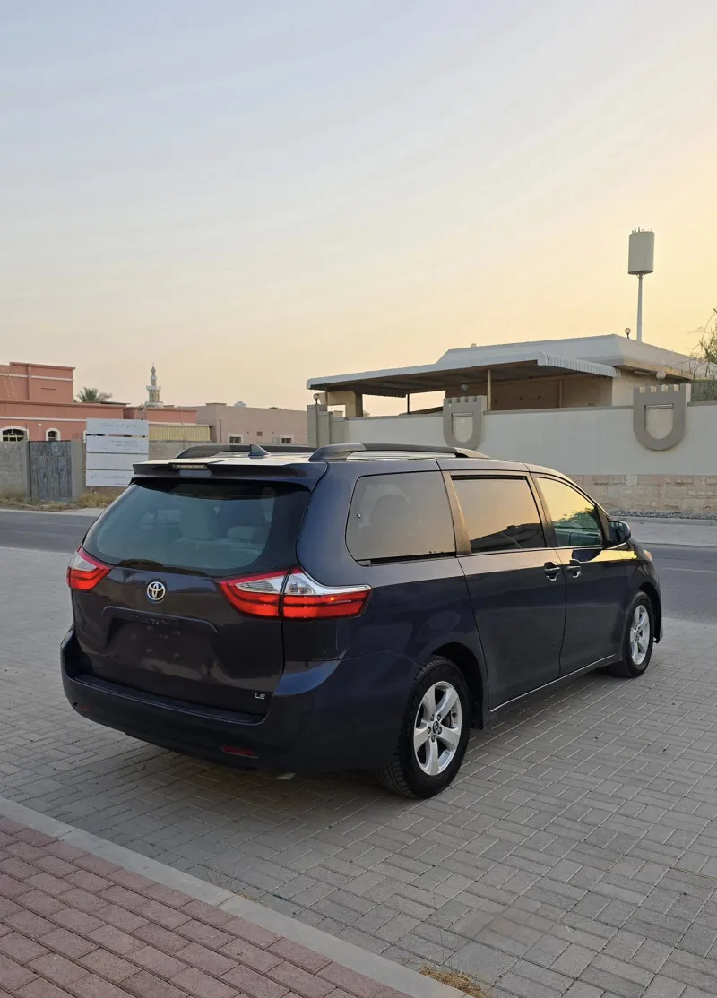 2018 Toyota Sienna in Dubai