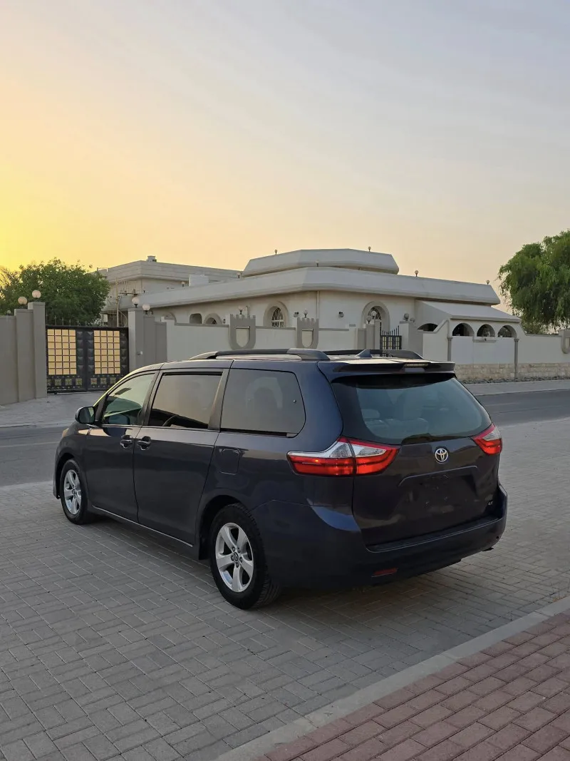 2018 Toyota Sienna in Dubai