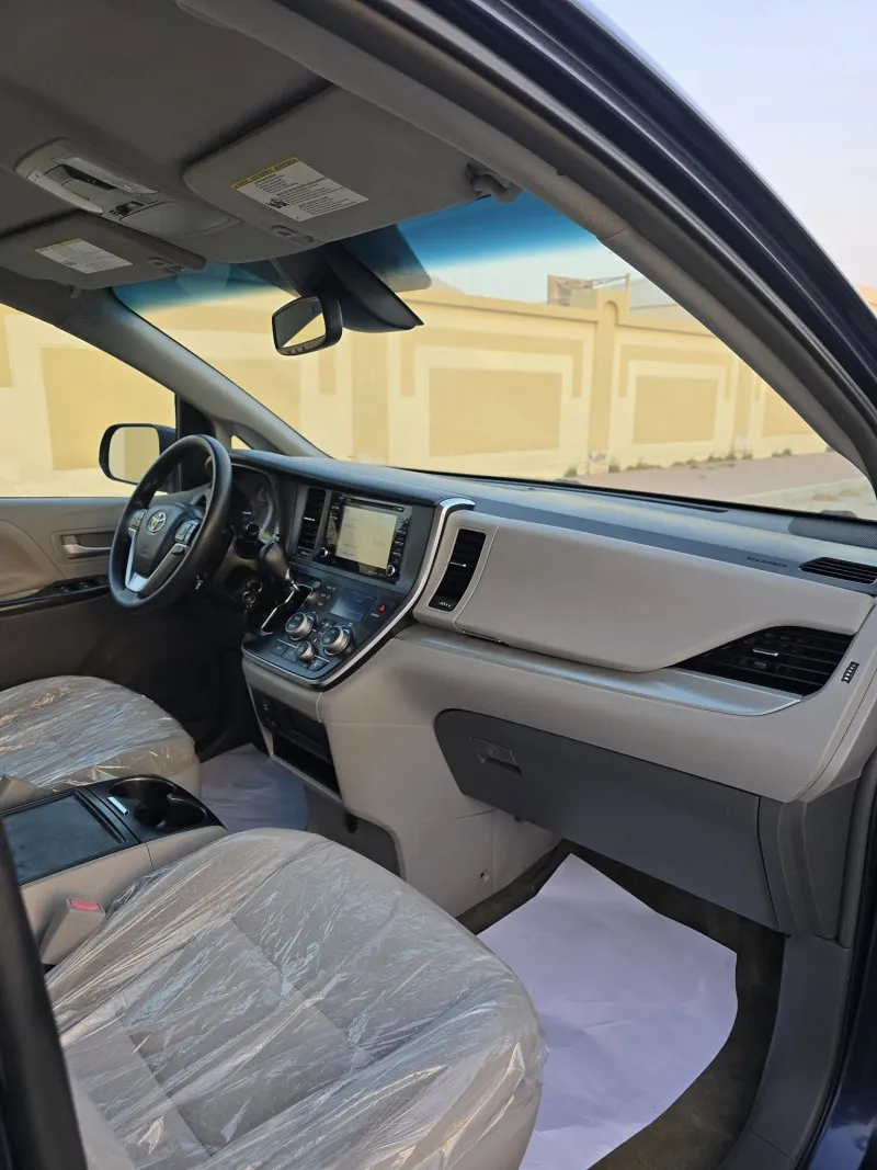 2018 Toyota Sienna in Dubai