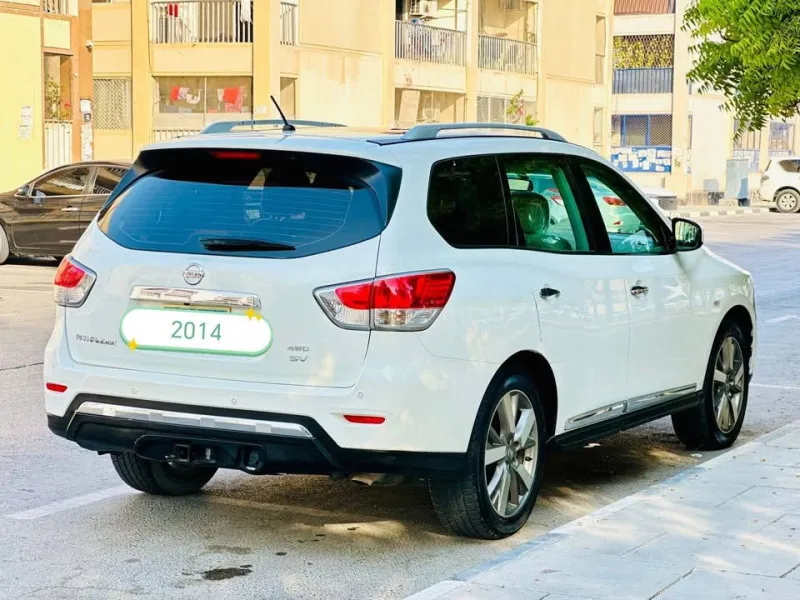 2014 نيسان باثفايندر in Dubai