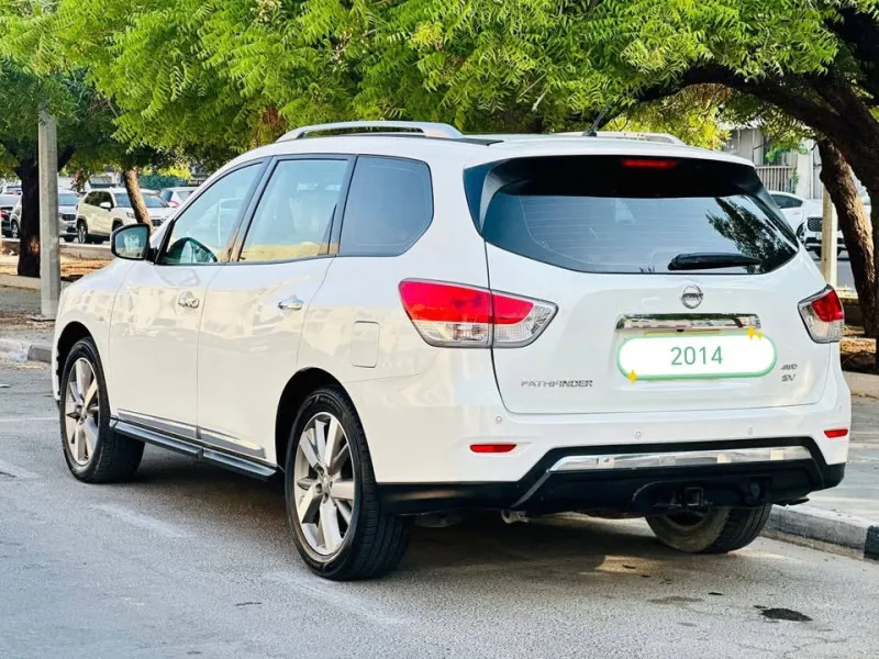 2014 نيسان باثفايندر in Dubai