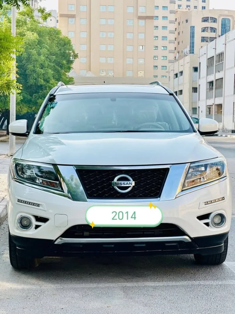 2014 نيسان باثفايندر in Dubai