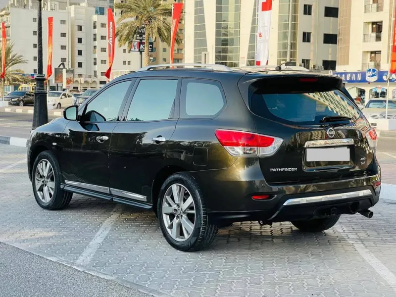 2015 نيسان باثفايندر in Dubai