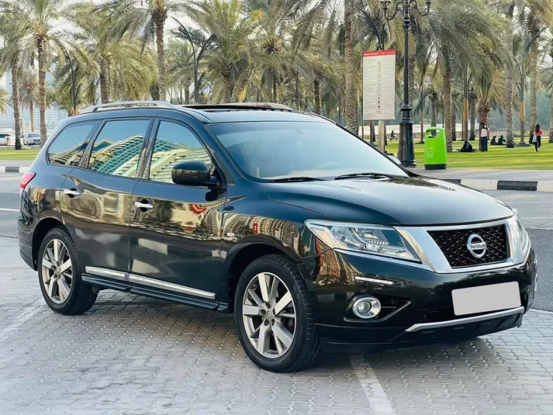 2015 نيسان باثفايندر in Dubai