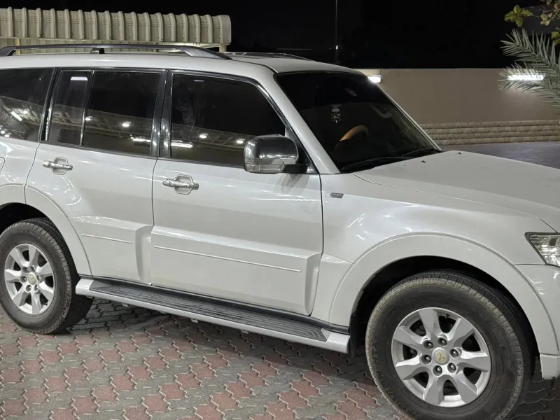 2014 ميتسوبيشي باجيرو in Dubai