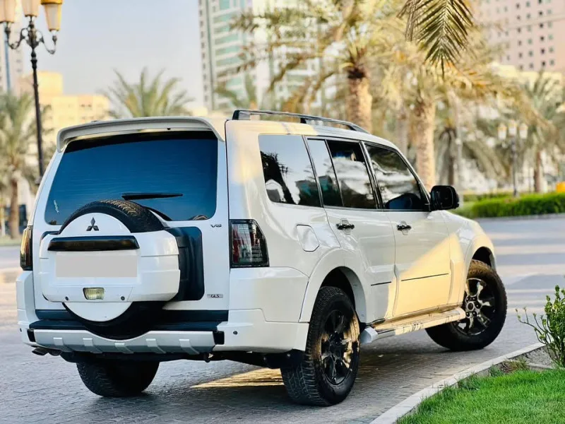 2011 ميتسوبيشي باجيرو in Dubai