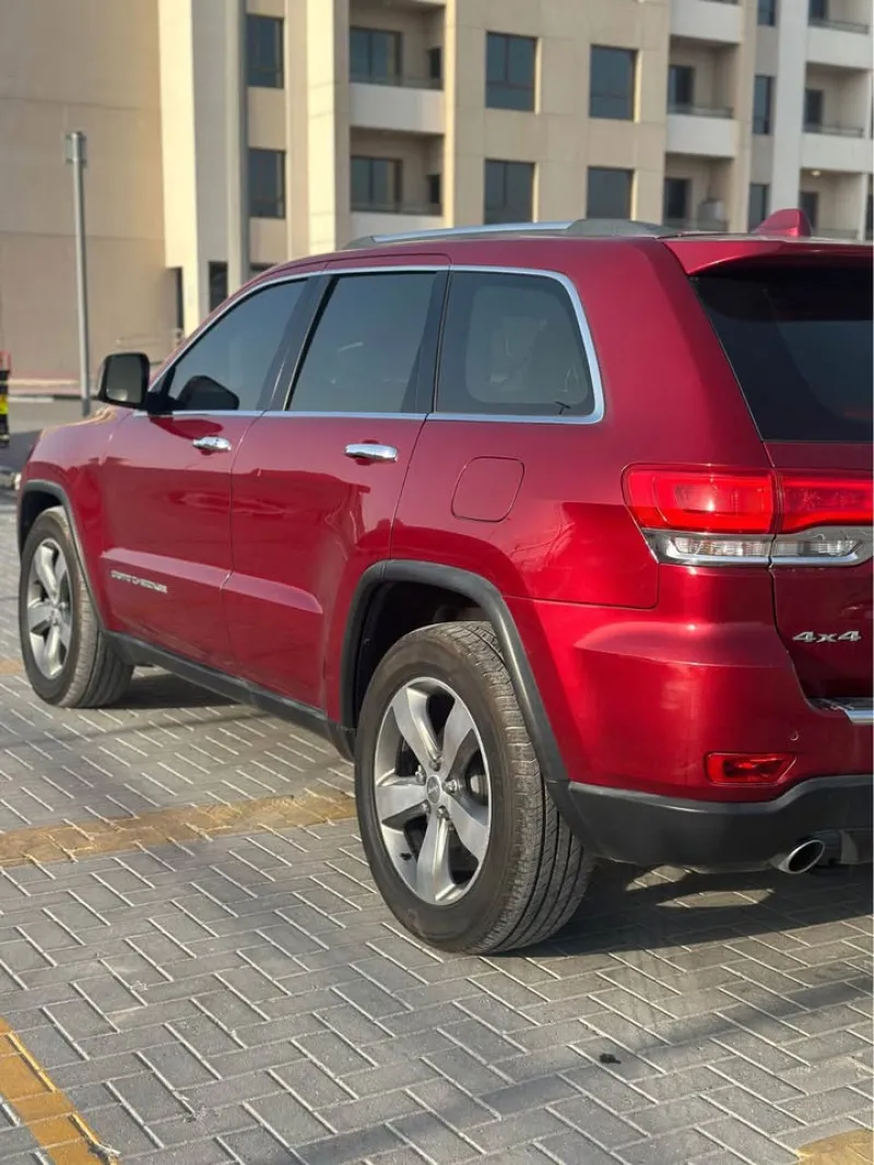 2015 جييب جراند شيروكي in Dubai