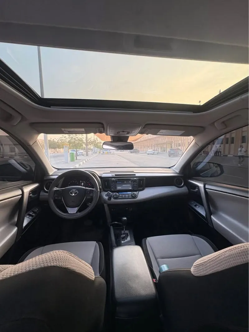2017 تويوتا راف ٤ in Dubai