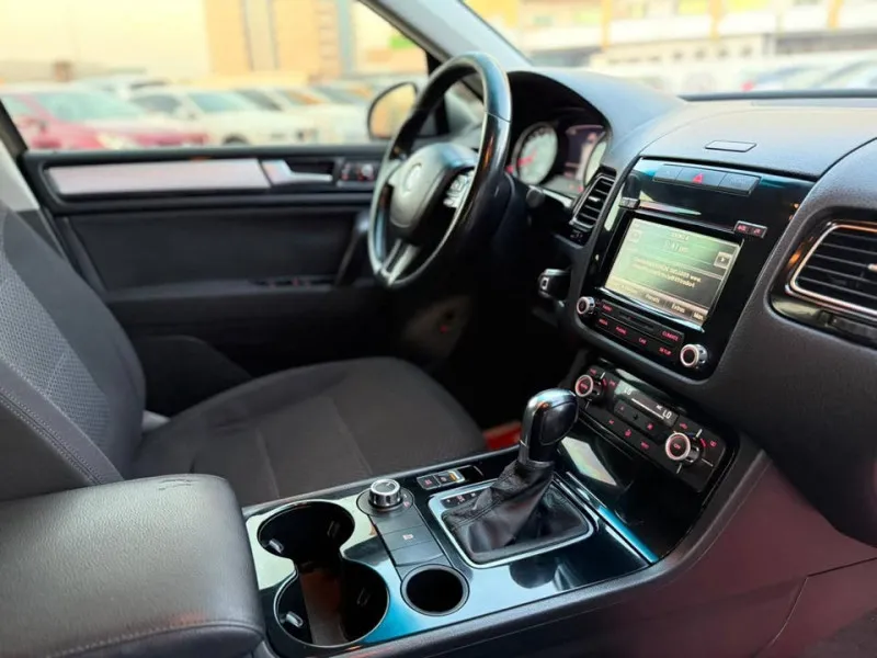 2015 Volkswagen Touareg in Dubai