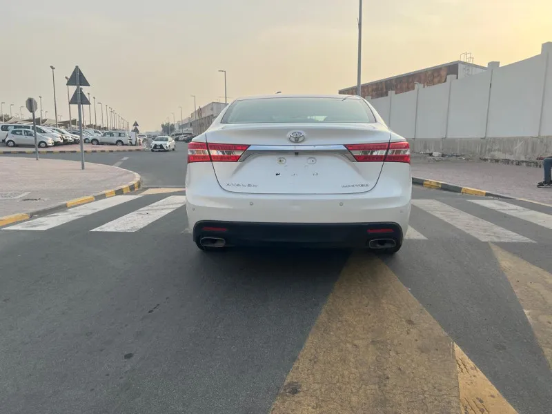 2013 تويوتا افالون in Dubai