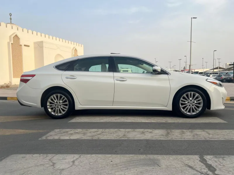2013 تويوتا افالون in Dubai