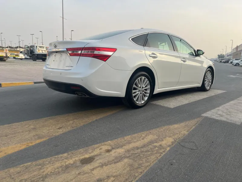 2013 تويوتا افالون in Dubai