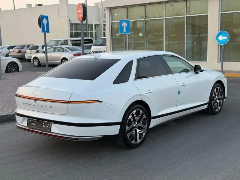 2023 Hyundai Trajet in Dubai