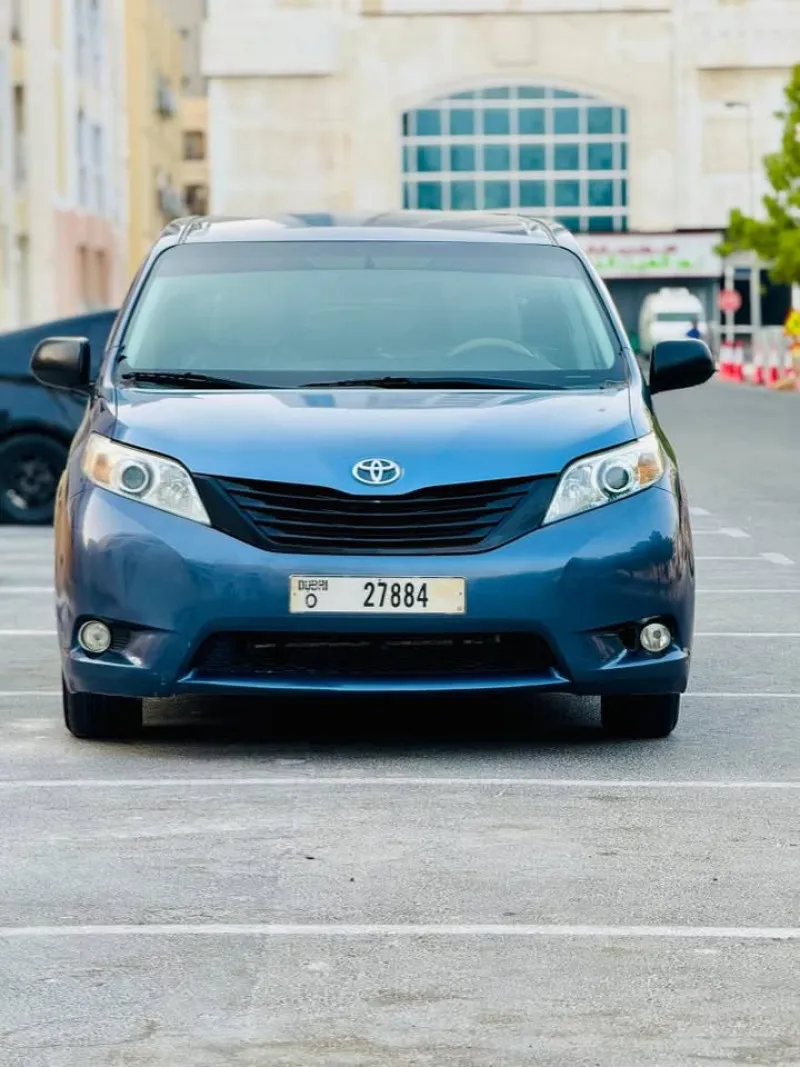 2013 تويوتا سيينا in Dubai