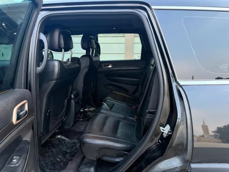 2016 Jeep Grand Cherokee in Dubai