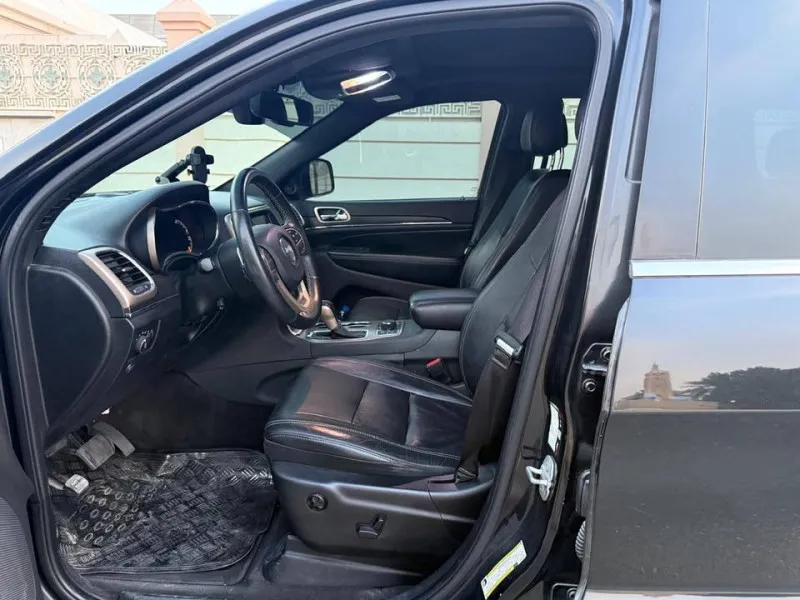 2016 Jeep Grand Cherokee in Dubai