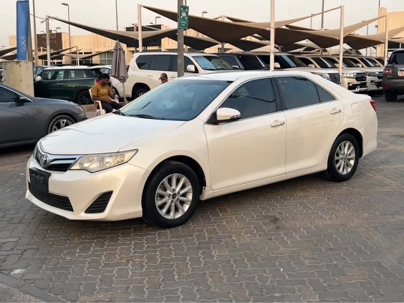 2015 تويوتا كامري in Dubai