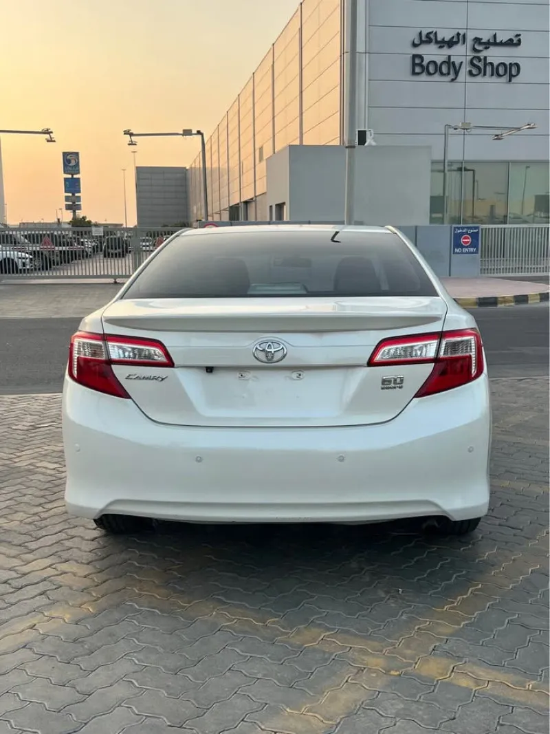 2015 تويوتا كامري in Dubai