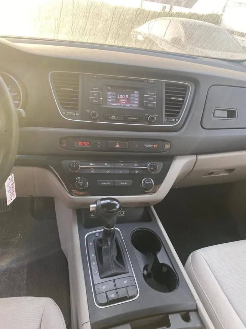 2015 Kia Sedona in Dubai