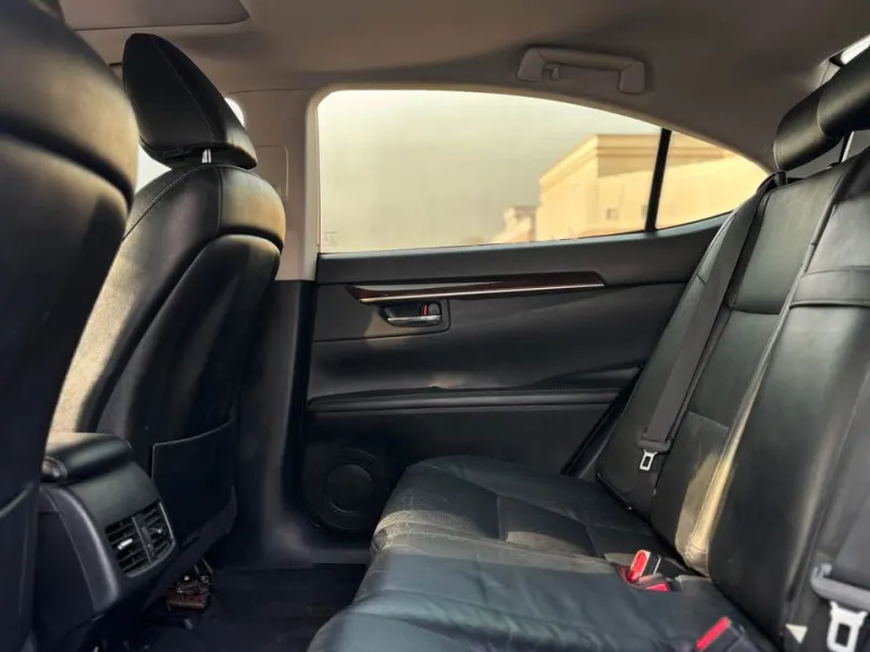 2013 Lexus ES in Dubai
